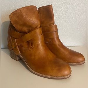 NWT and in box! UGG~ ELORA Leather chestnut Short Boots